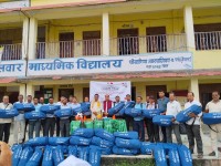 पोखरियाका २५ सामुदायिक विद्यालयमा खेलकुद सामग्री वितरण