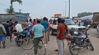 बहुअरीमा जीर्ण सडकविरुद्ध स्थानीयको विरोध, ३० मिनेट सडक जाम
