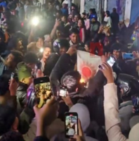 रास्वपा कार्यकर्ताले एमालेको झण्डा जलाएपछि चौतर्फी आलोचना, कडा प्रतिकार गर्ने एमालेको चेतावनी