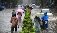लगातारको वर्षाले भारतको मुम्बईमा जनजीवन प्रभावित