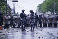 माइतीघरको प्रदर्शन रोक्न प्रहरीको बाक्लो घेरा, भन्यो- ‘अनुमति नभएकाहरु गन्तव्यतिर लाग्नुस्’