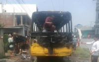 विद्यार्थी बोकेर गुडिरहेको स्कुल बसमा आगो लाग्यो
