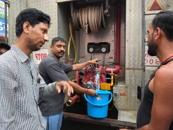 वीरगंजमा पानीको हाहाकारबीच अजय गुप्ताको मानवीय पहल, गुप्ताद्वारा ट्याङ्कीबाट घरघरमा पानी वितरण