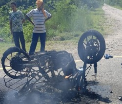 पिकअपसँग जुध्दा मोटरसाइकलमा आगलागी, सिपाहीसहित पाँच घाइते