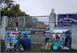 बसपार्क क्षेत्रका पसलहरूबाट ८०० लिटर घरेलु मदिरा बरामद, सार्वजनिक रूपमा नष्ट