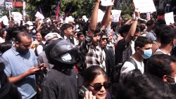 प्रधानमन्त्री ओलीको दमकको घरमा ढुंगामुढा