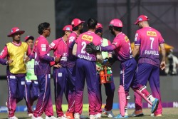 जनकपुर बोल्ट्सका खेलाडी हातमा कालोपट्टि बाँधेर मैदानमा