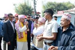 दमक र गौरीगञ्जका १३ वटा टोलका मतदाता भेट्दै अध्यक्ष ओली