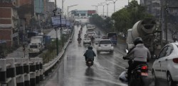 अविरल वर्षापछि उपत्यकाबाट बाहिरिने सबै नाका बन्द, लामो दूरीका सवारी उपत्यकामै होल्ड