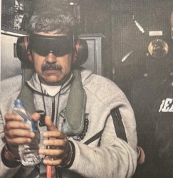 आँखामा कालोपट्टी, हातमा हतकडी लगाएर अमेरिका पुर्‍याइयो भेनेजुएलाका राष्ट्रपतिलाई