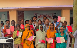 लालपुर्जा वितरण तीव्र, नापजाँच सकिएको १० वर्षपछि धनुषाको मिथिलामा ३१० परिवारले पाए लालपुर्जा