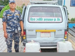 अस्पतालको नाम लेखिएको भ्यानबाट ६० किलो गाँजा बरामद