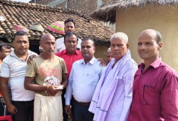 बेपत्ता विकास बर्णवालका परिवारलाई पूर्व गाउँपालिका अध्यक्ष चौरसियाद्वारा आर्थिक तथा खाद्यान्न सहयोग