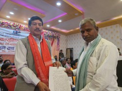 अधिवेशनको मिति घोषणा गर्न माग गर्दै एमाले मधेस प्रदेश अध्यक्षलाई ज्ञापन पत्र