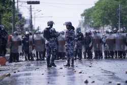 माइतीघरको प्रदर्शन रोक्न प्रहरीको बाक्लो घेरा, भन्यो- ‘अनुमति नभएकाहरु गन्तव्यतिर लाग्नुस्’