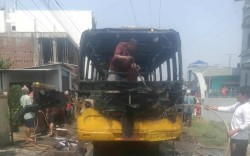 विद्यार्थी बोकेर गुडिरहेको स्कुल बसमा आगो लाग्यो