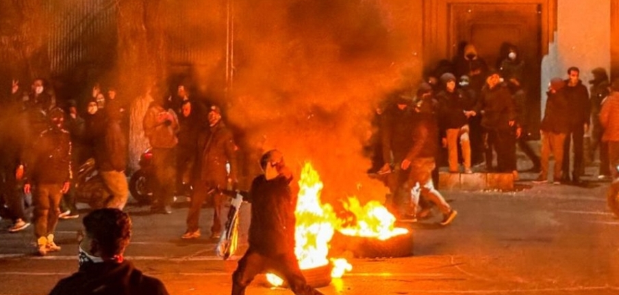 इरानको प्रदर्शन थप हिंसात्मक, सेनाले भन्यो- प्रदर्शनमा बच्चा नल्याउनू, गोली लागे गुनासो नगर्नू