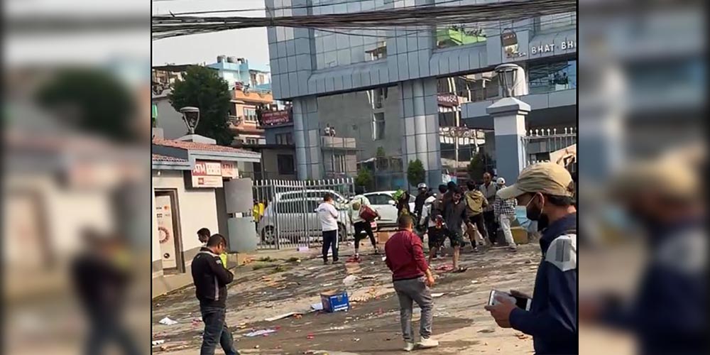 प्रदर्शनकारीको उदण्डता : कोटेश्वर भाटभटेनीमा लुटपाट