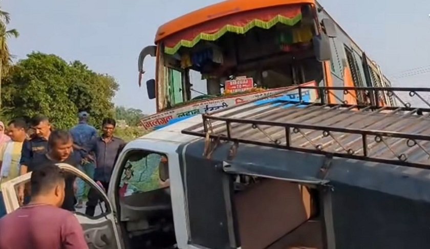 सर्लाहीमा बसले म्याजिक भ्यानलाई ठक्कर दिँदा २२ वर्षीया युवतीको मृत्यु, ८ जना घाइते