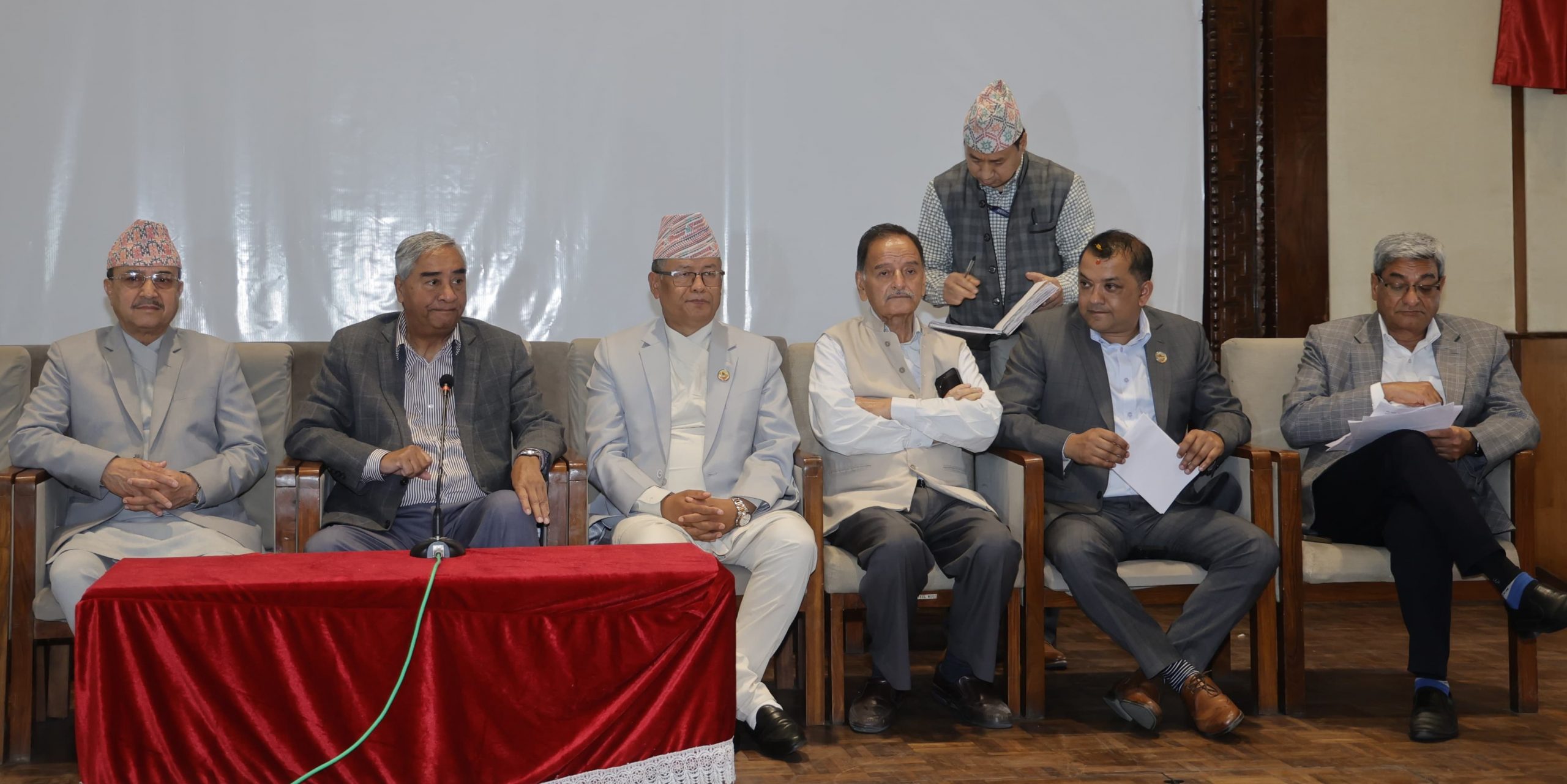देउवाले बोलाए कांग्रेस पदाधिकारी बैठक, गृहमन्त्री लेखकमाथि लागेको आरोप मुख्य एजेन्डा
