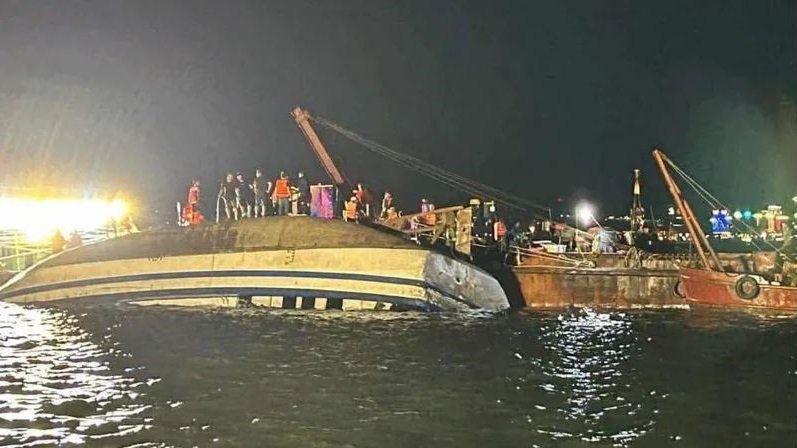 भियतनाममा पर्यटक चढेको डुङ्गा पल्टिँदा ३४ जनाको ज्यान गयो, ११ जनाको उद्धार