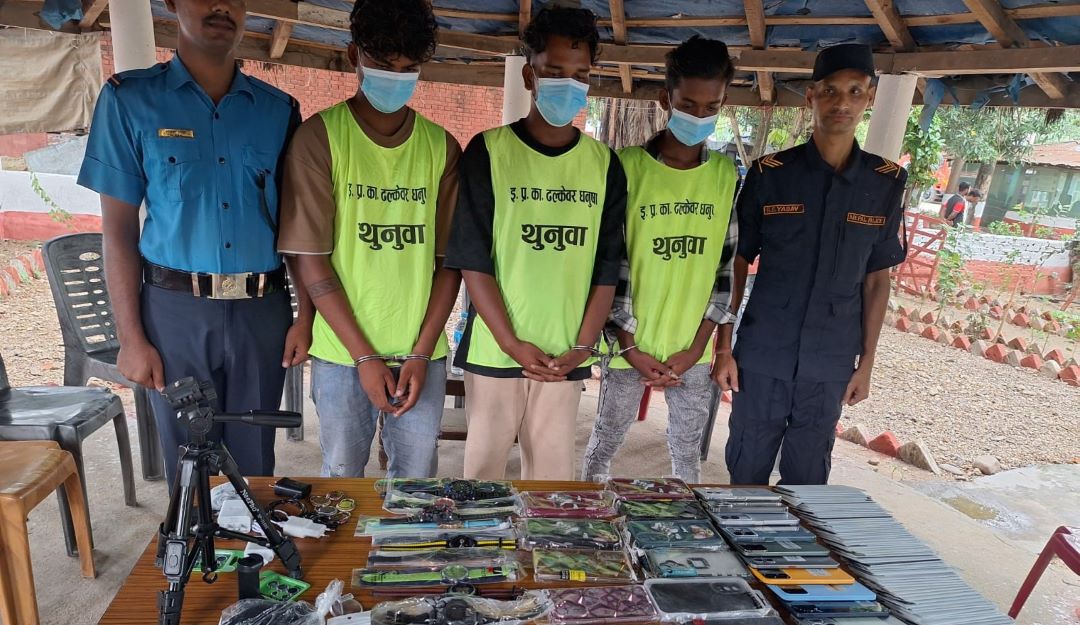 मोबाइल पसलमा चोरी गर्ने गिरोह पक्राउ