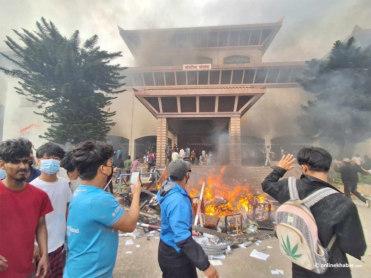 राज्यका तीनवटै अंग आन्दोलनकारीको नियन्त्रणमा, संसद्, सिंहदरबार र सर्वोच्च अदालत जले