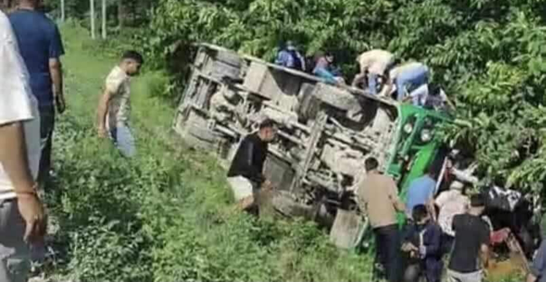 बस दुर्घटना हुँदा २ जनाको मृत्यु, १३ जना घाइते
