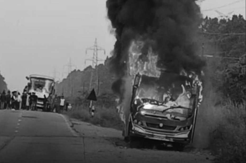 रौतहटमा गुडिरहेको यात्रुवाहक बसमा आगलागी