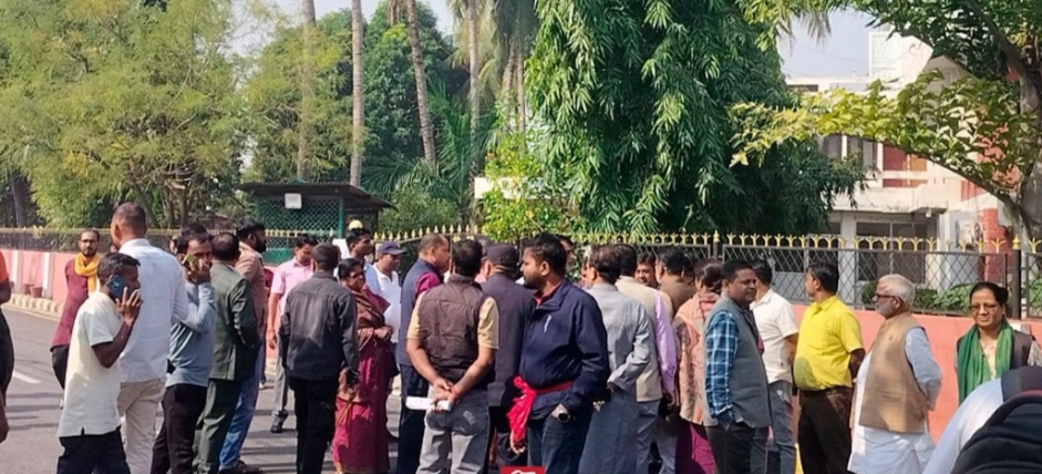 मुख्यमन्त्री नियुक्तिको विरोधमा तोडफोड र नाराबाजी