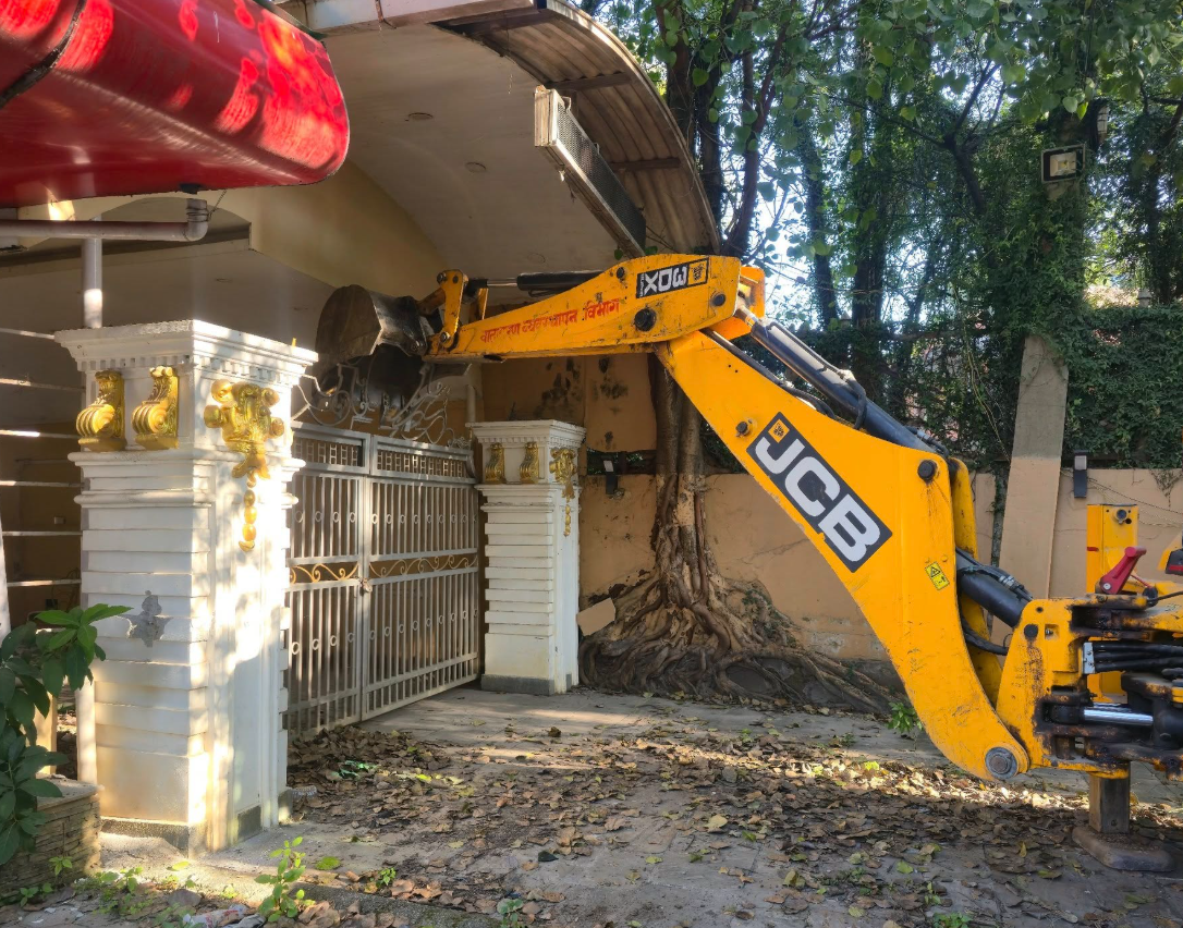 स्काउटको जग्गामा दीपक खड्काले बनाएका संरचनामा महानगरले चलायो डोजर