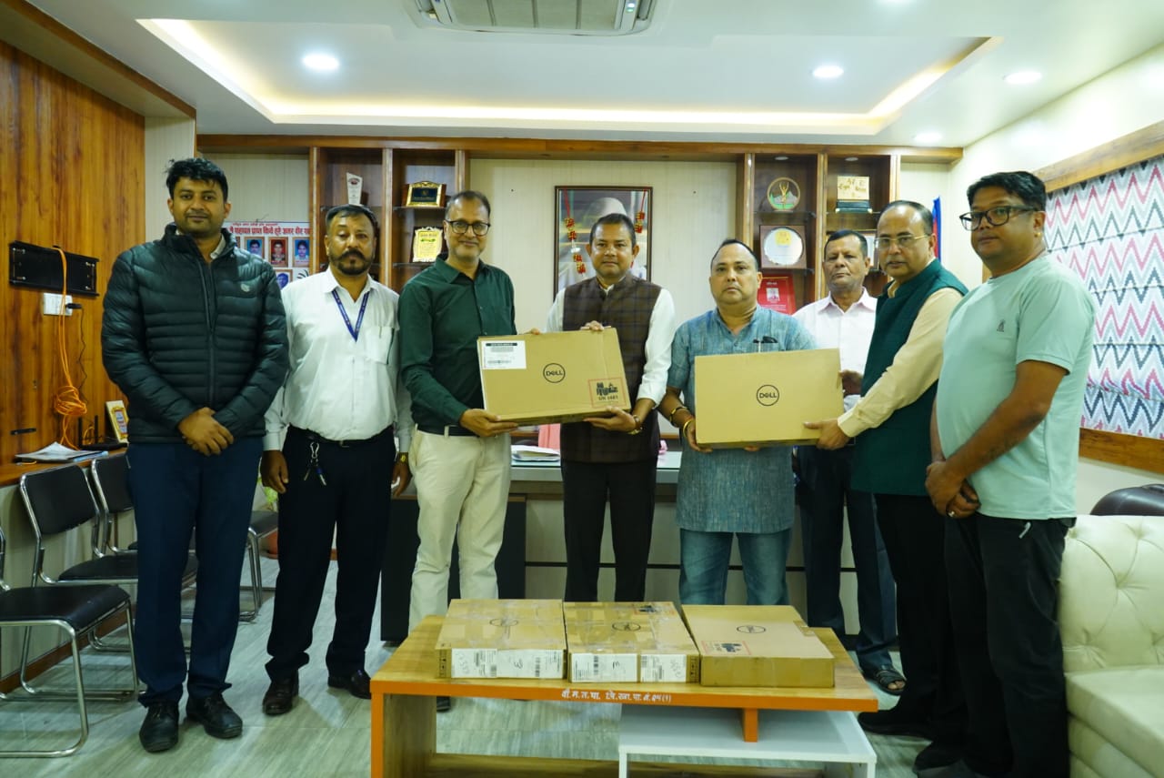 भास्करद्वारा वीरगंज महानगरलाई पाँच थान ल्यापटप सहयोग