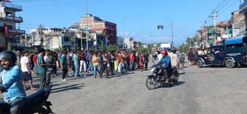 कर्फ्यू उल्लङ्घन गर्दै सिमरा बजार क्षेत्रमा युवाको प्रदर्शन