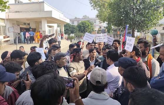 महोत्तरी जिल्लाका जेनजी युवाले प्रमुख जिल्ला अधिकारी तथा अस्पतालका प्रमुखलाई बुझाए ज्ञापनपत्र