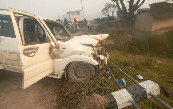 गौर–चपुर सडक खण्डमा तीन सवारी आपसमा ठोक्किँदा ७ जना घाइते, होटलमा समेत क्षति