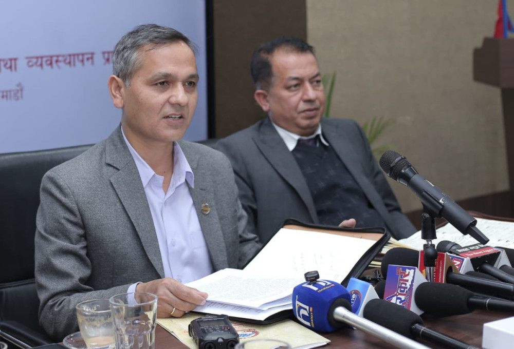 लुटिएका हतियार र भागेका कैदीबन्दीका कारण निर्वाचन बिथोलिन नदिने गृहमन्त्री अर्यालको प्रतिबद्धता