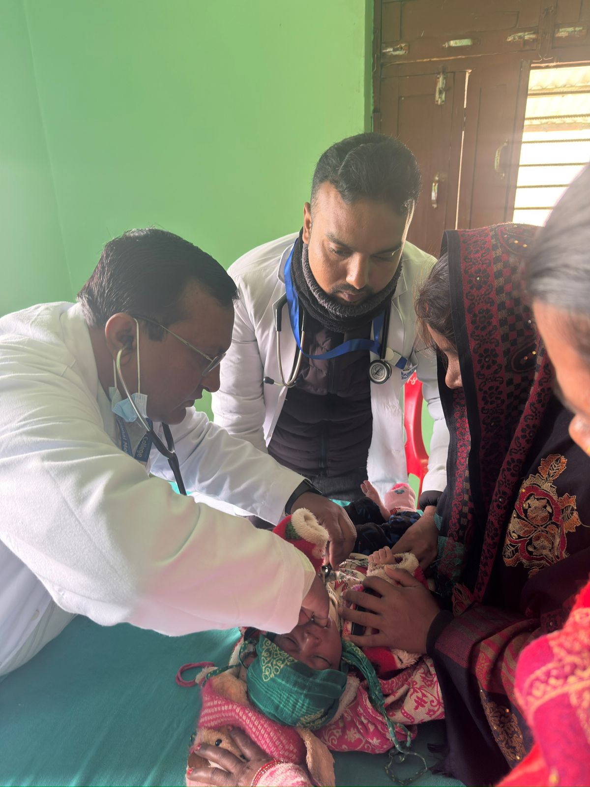 नेशनल मेडिकल कलेज का विशेषज्ञ चिकित्सकद्वारा उदयपुर घुर्मी–२७ मा निःशुल्क स्वास्थ्य सेवा