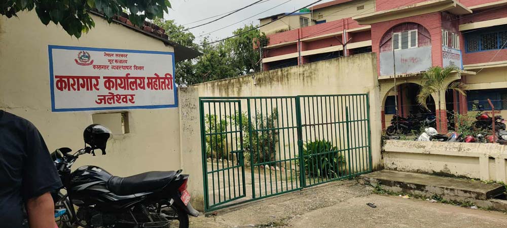 अझै भागेका आधा कैदीबन्दी फर्किएनन्