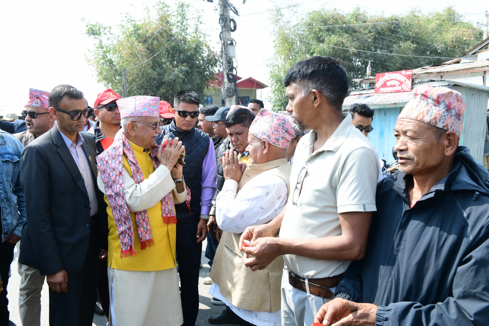 दमक र गौरीगञ्जका १३ वटा टोलका मतदाता भेट्दै अध्यक्ष ओली