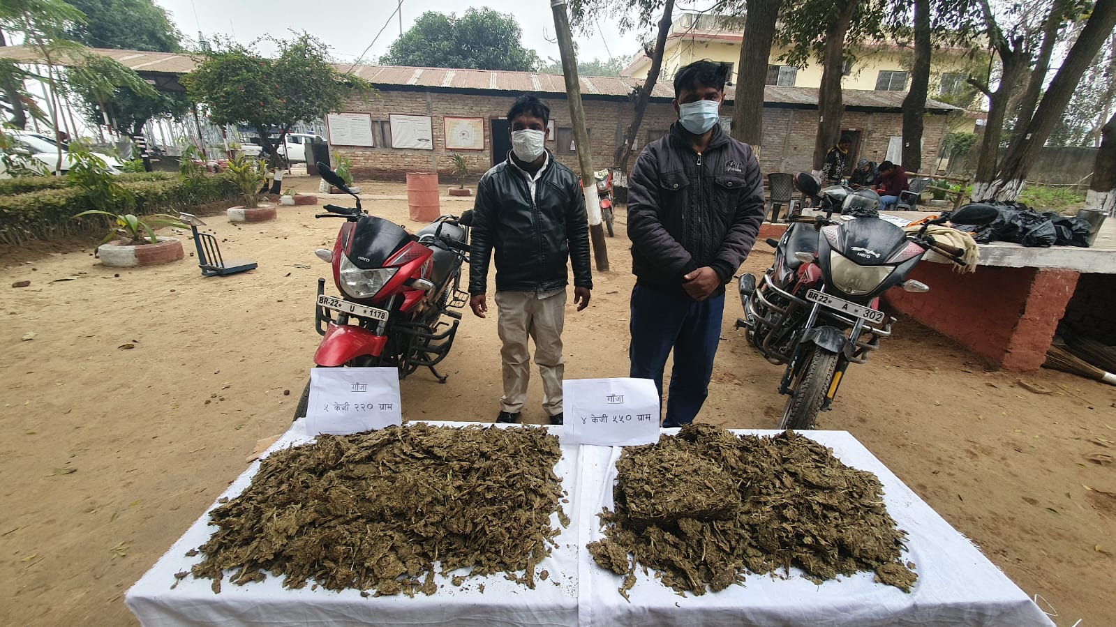 पर्साबाट ९ केजी ३०० ग्राम गाँजासहित दुई जना पक्राउ