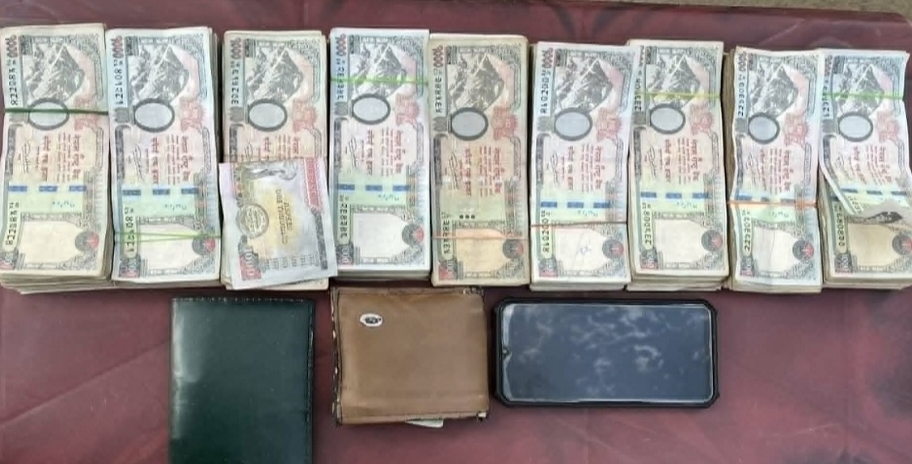 स्रोत नखुलेको ९ लाख सहित एक जना पक्राउ