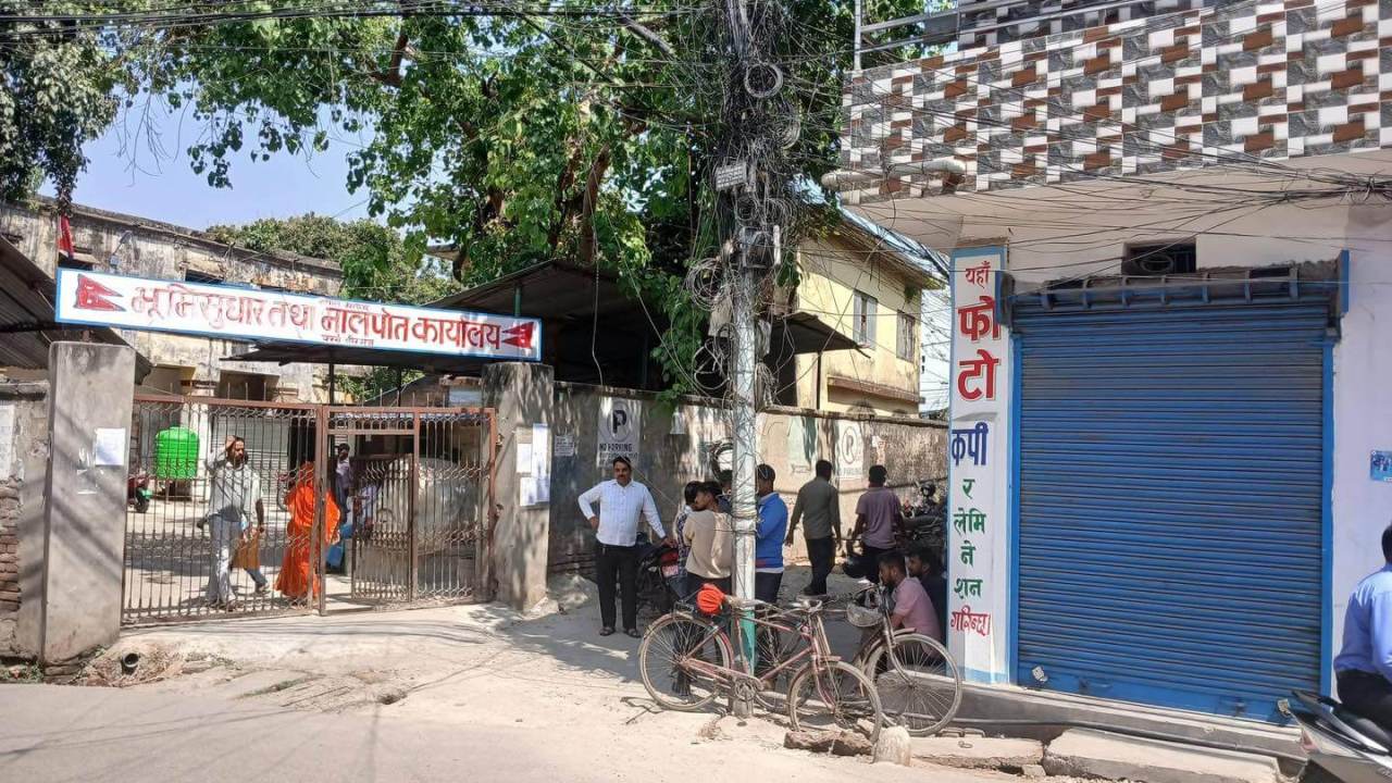 सरकारी कार्यालयबाट बिचौलियाहरु पक्राउ पर्न थालेपछि पर्साका लेखापढी व्यवसायीहरु हडतालमा