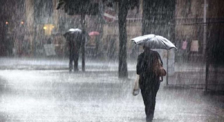 काठमाडौँमा हावाहुरीसहित भीषण वर्षा, हवाई उडान प्रभावित