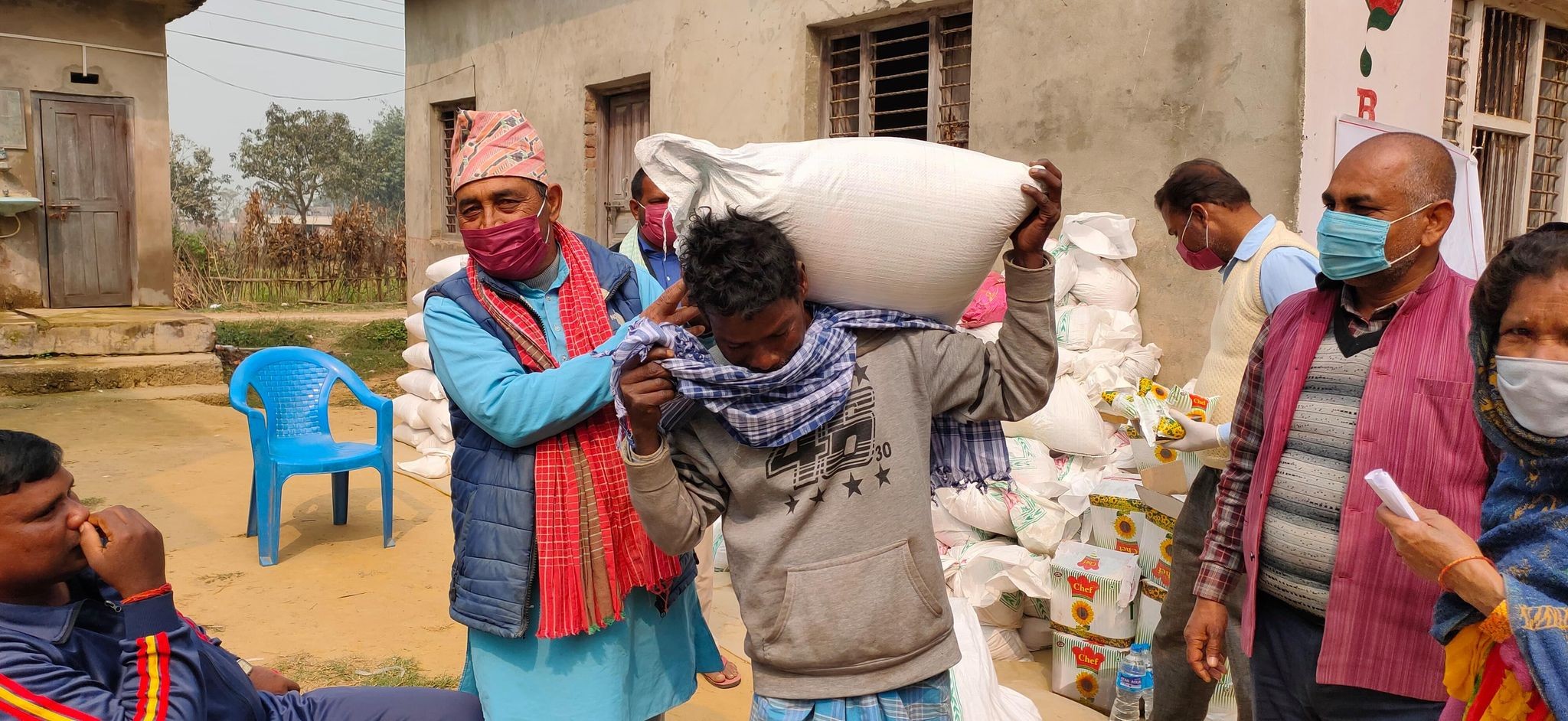 असमान नेपाले र जावास सस्थाको सहयोगमा ५०० घर परिवारलाई खाद्यान्न सामाग्री वितरण