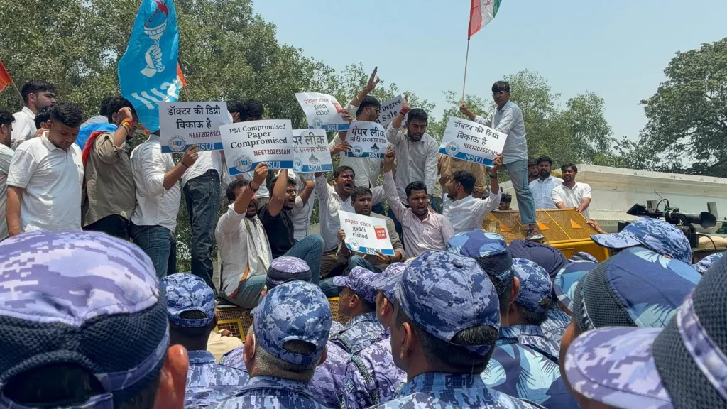 भारतमा प्रश्नपत्र बाहिरिएपछि मेडिकल प्रवेश परीक्षा रद्द, २३ लाख विद्यार्थीको भविष्य अन्योलमा