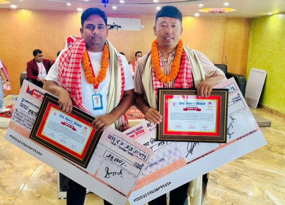 सञ्चारकर्मीहरूको मनोबल उच्च बनाउने उद्देश्यले प्रेस सेन्टर नेपाल पर्साले गरे दुई पत्रकारको सम्मान