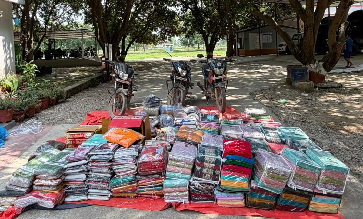 सशस्त्र प्रहरीद्वारा ३ मोटरसाइकलसहित झन्डै १२ लाखको अवैध कपडा बरामद