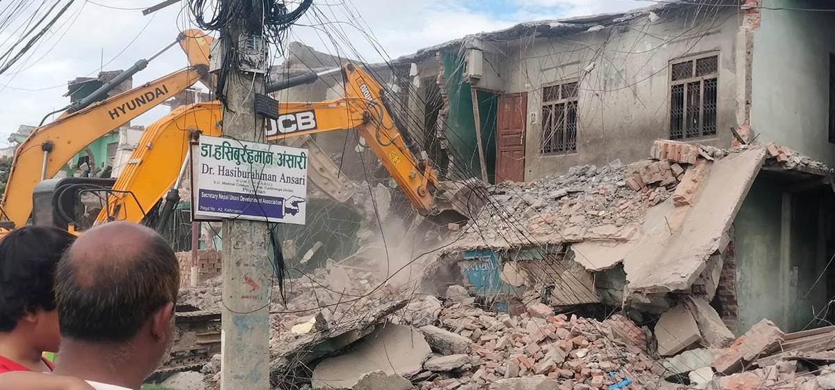 कडा सुरक्षाबिच वीरगन्जमा बिहानैदेखि घर भत्काउन स्काभेटर परिचालन