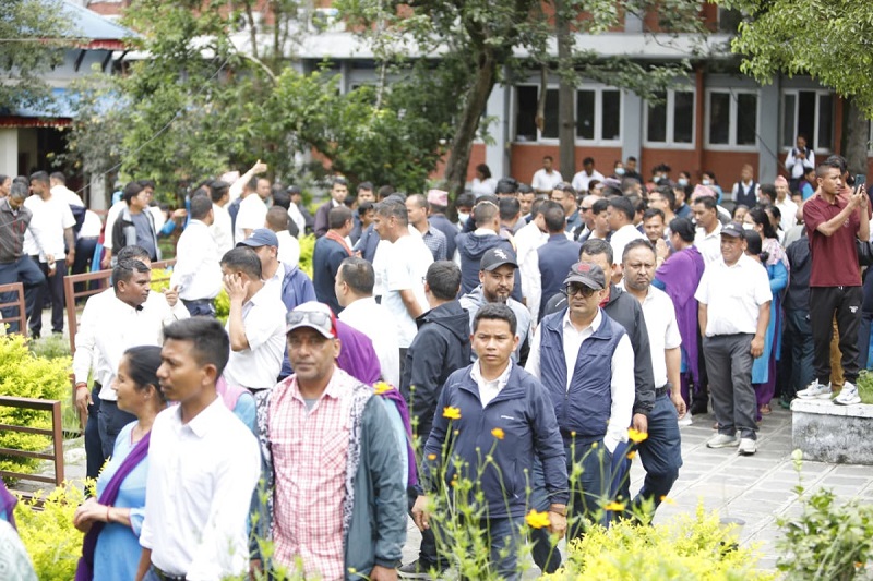 सिंहदरबारभित्र अस्थायी, करार र दैनिक ज्यालादारी कर्मचारीको प्रदर्शन