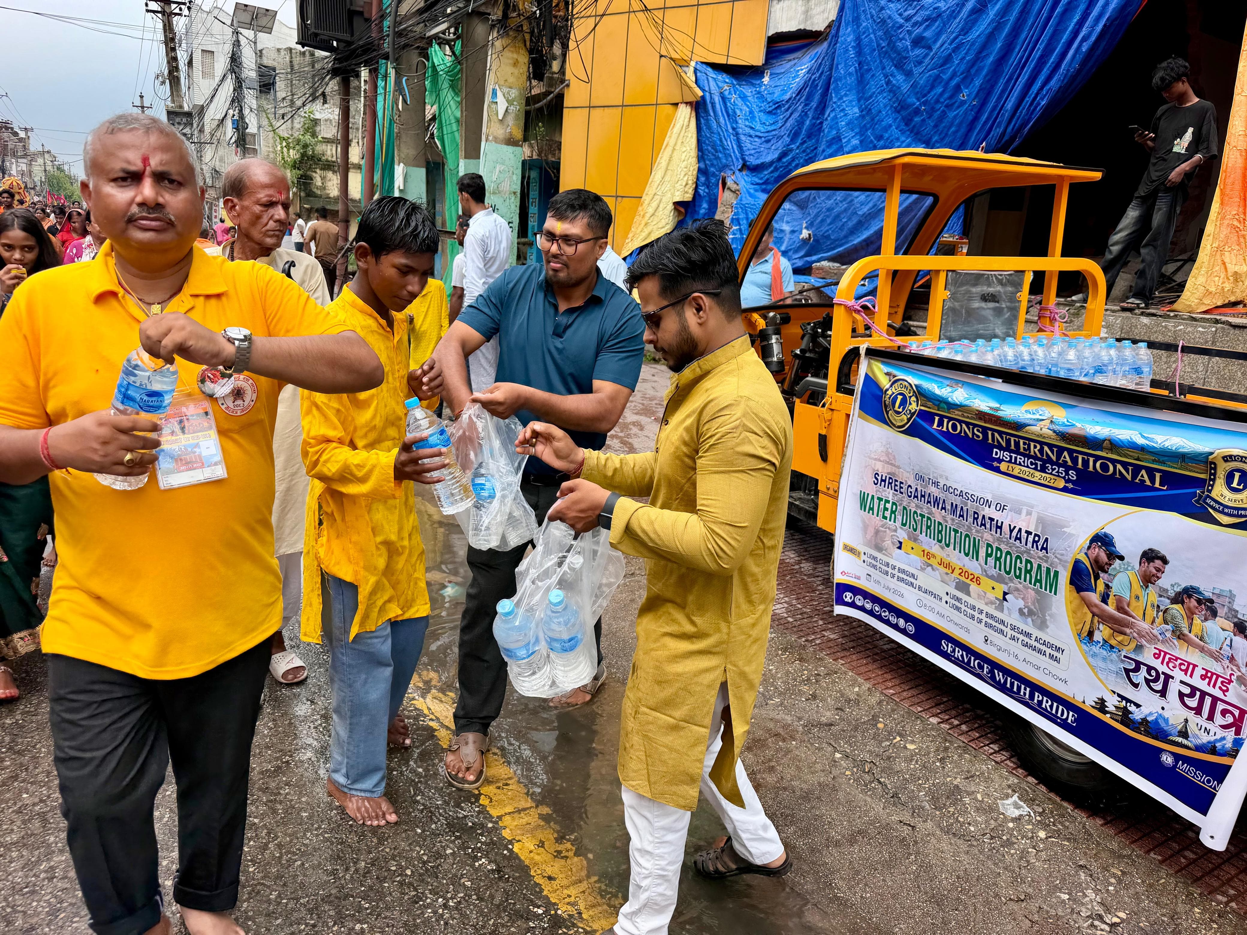 गहवा माई रथ यात्रामा लायन्स क्लबको सेवाभाव, हजारौं श्रद्धालुलाई निःशुल्क खानेपानी वितरण